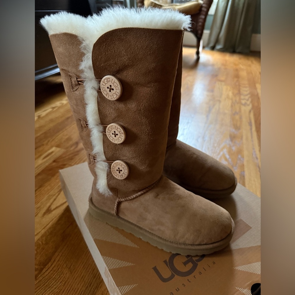 UGG Bailey Triplet Button chestnut boots. Women’s size 7. VGUC